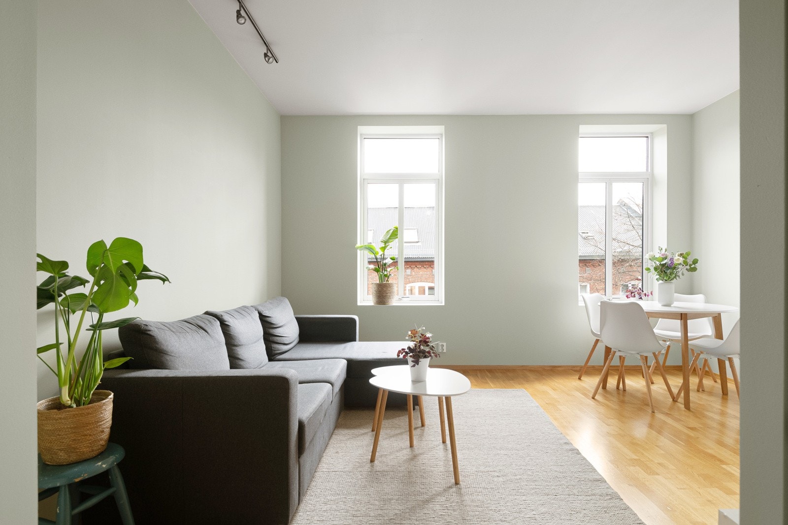 Leiligheten har en gjennomgående planløsning og store vindusflater som slipper lyset inn. Galleribilde