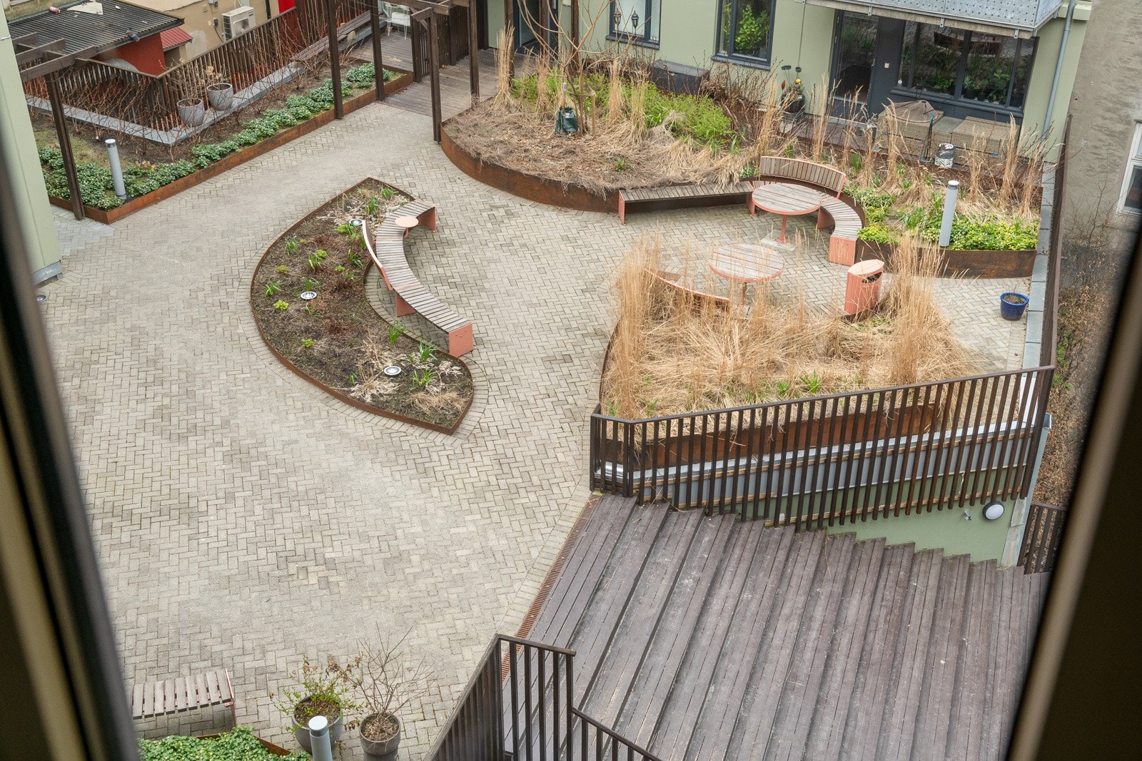 Soverommet vender inn mot rolig og pent opparbeidet bakgård. Galleribilde