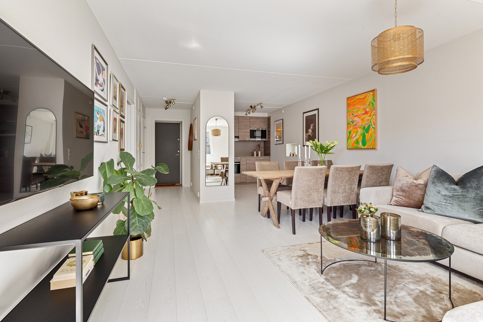 Stuen er av god størrelse med plass til separat sofa- og spisegruppe Galleribilde