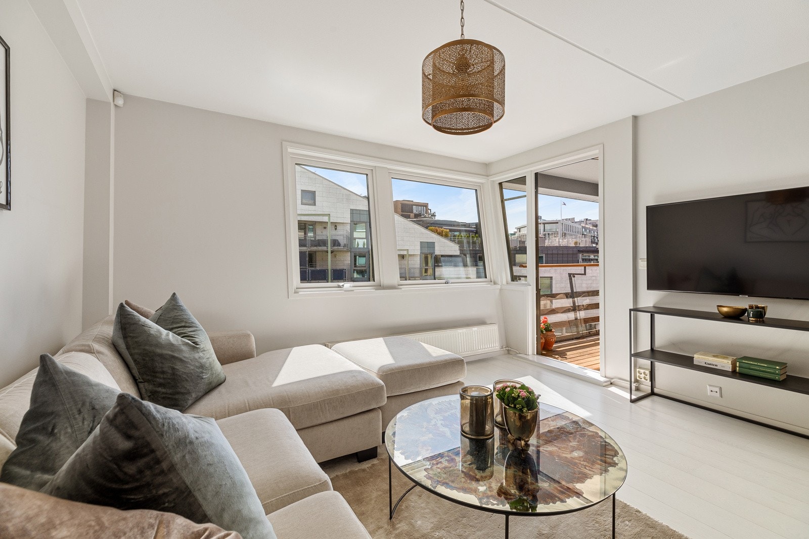 Fra stuen har du utgang til sydøst-vendt balkong på ca. 3,6m² Galleribilde