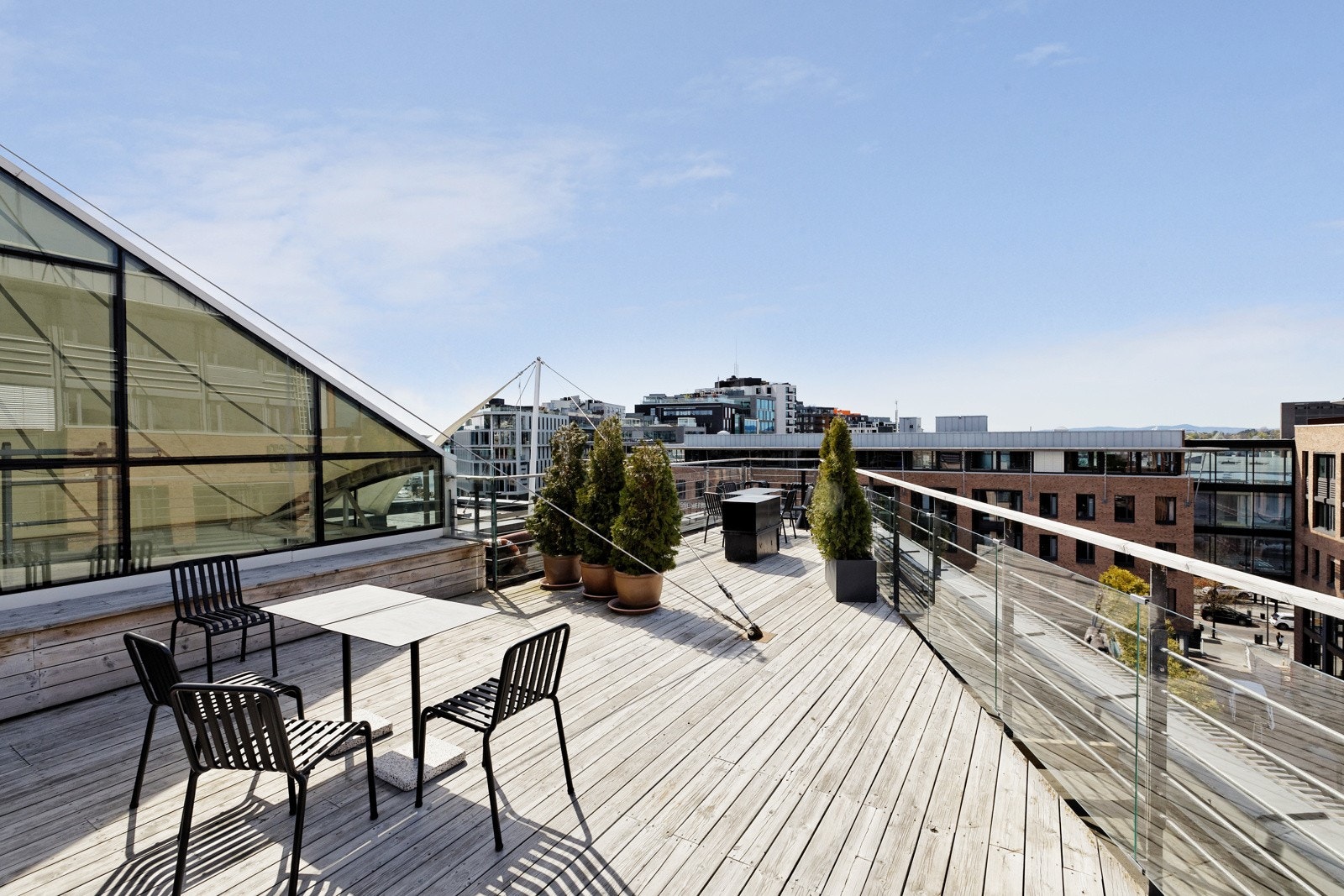 Stor, felles takterrasse med flotte sol- og utsiktsforhold Galleribilde