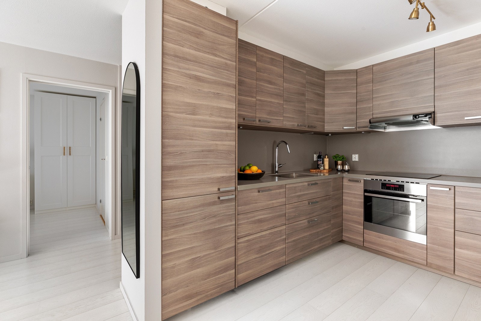 Over- og underskap gir god plass til oppbevaring og matlaging Galleribilde