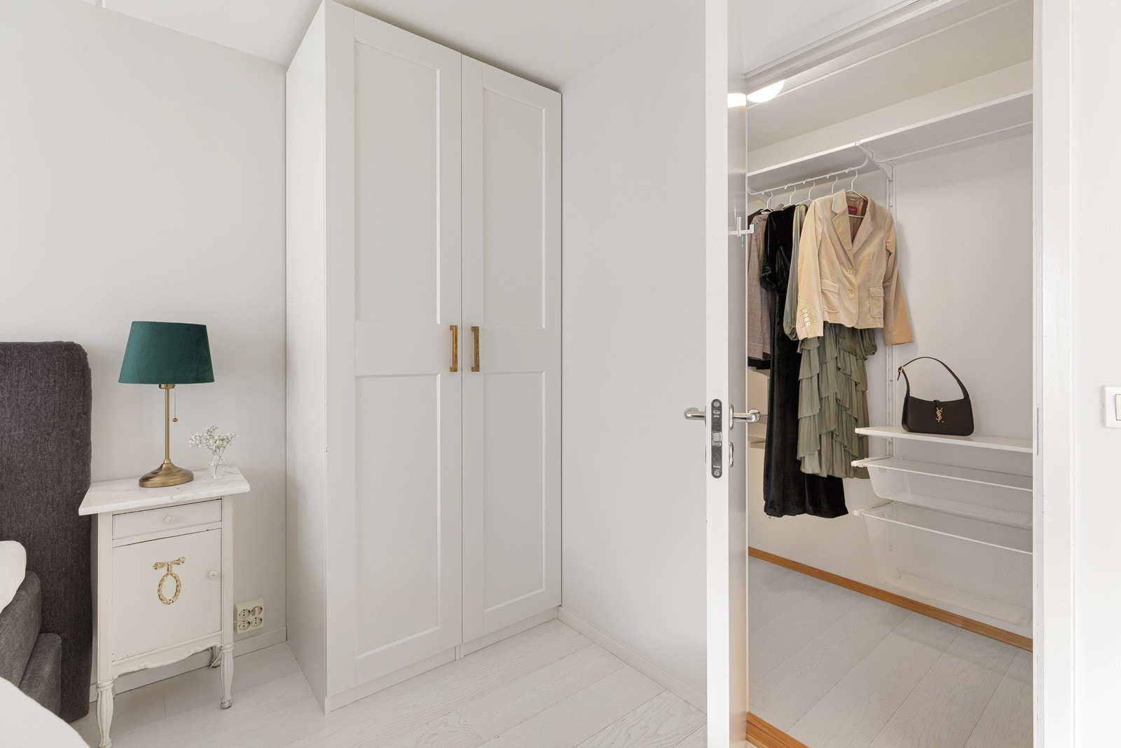 Soverommet skilter også med walk-in closet Galleribilde