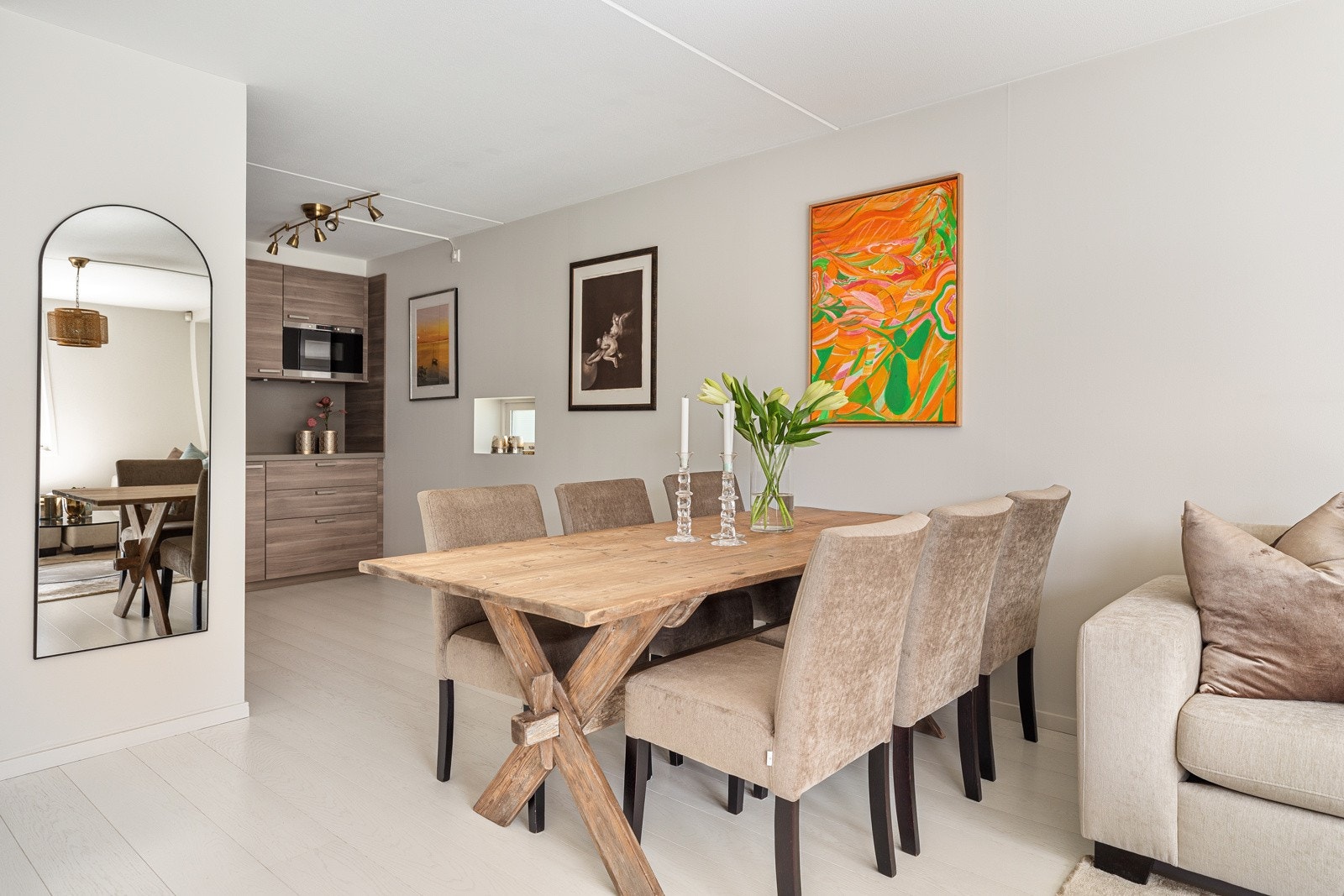 Plass til et stort spsiebord som gir mulighet til sosiale sammenkomster Galleribilde