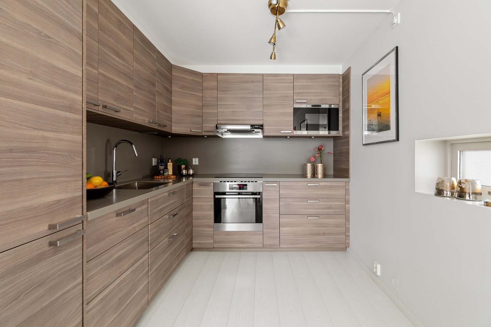 Innbydende og moderne kjøkken med hvitevarer fra IKEA og Whirlpool Galleribilde