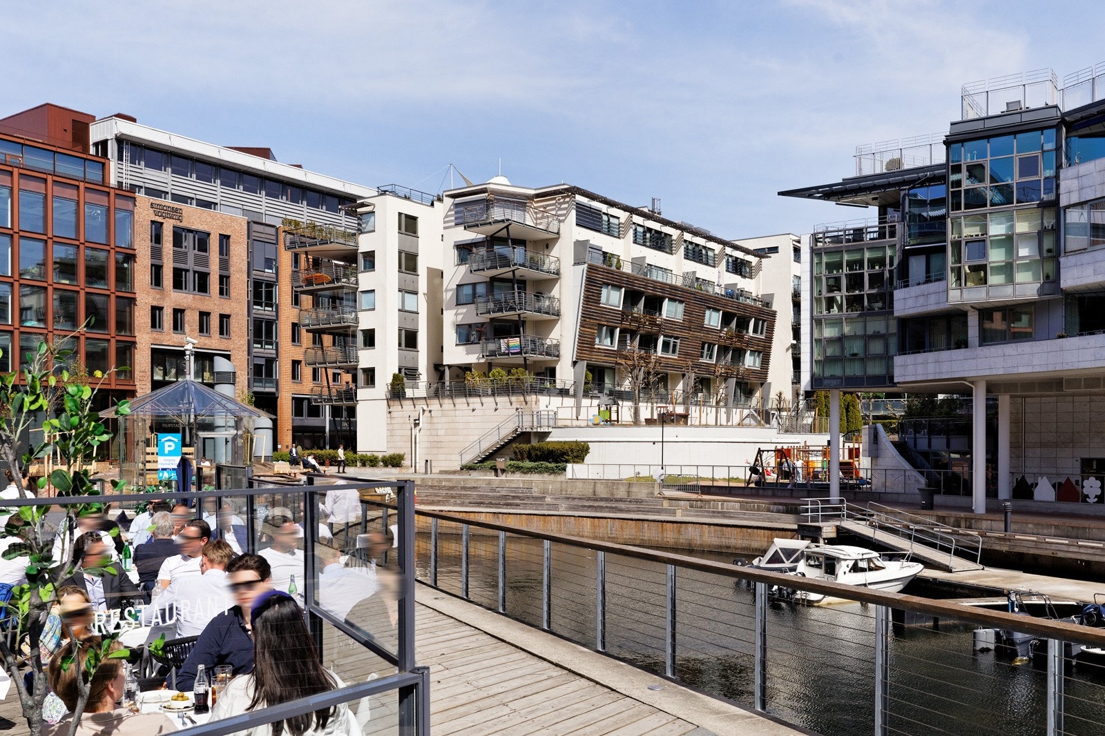 I umiddelbar nærhet finner du en rekker restauranter, utesteder og shoppingmuligheter Galleribilde