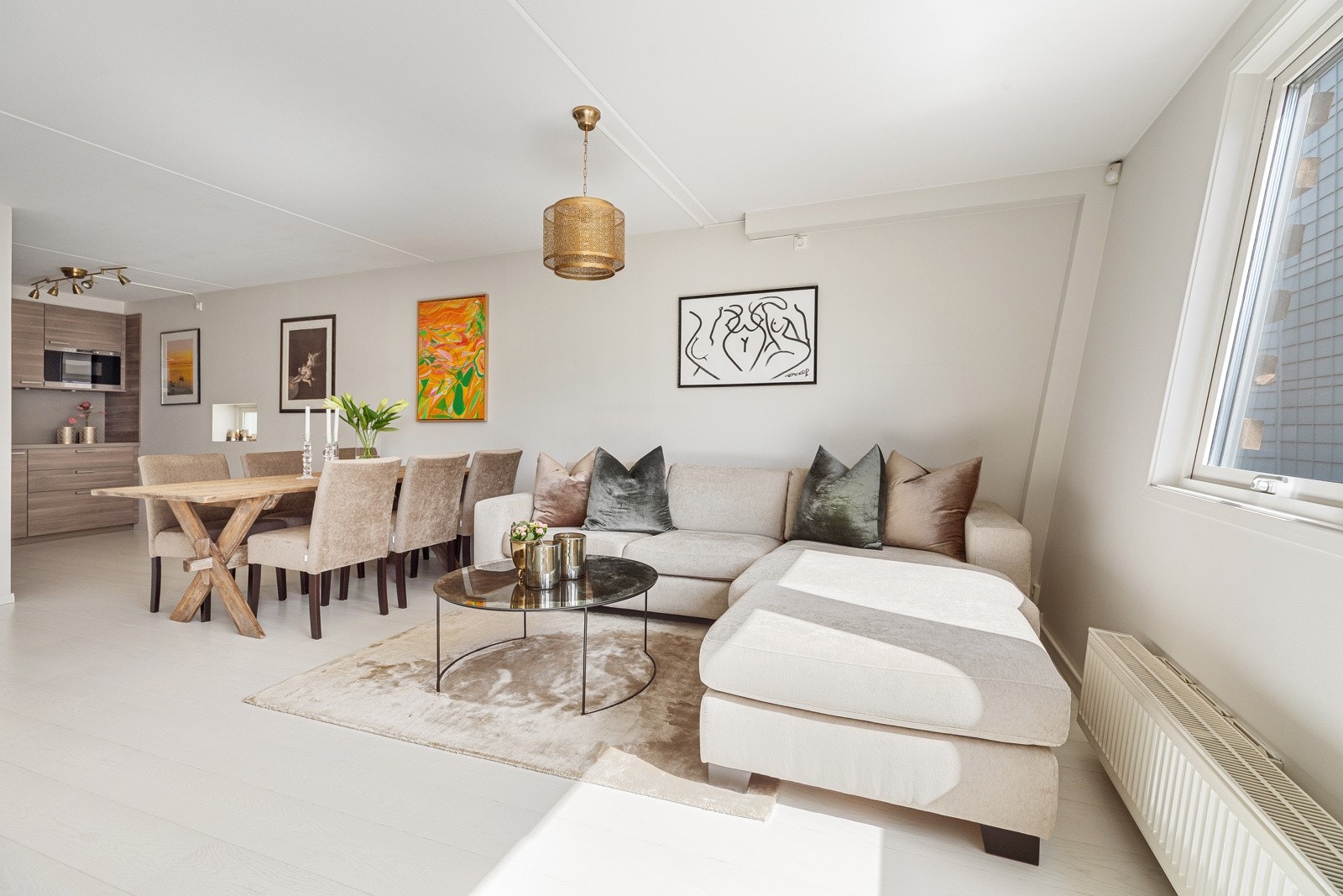 Leiligheten er i sin helhet belagt med elegant og stilren 1-stavs eikeparkett Galleribilde