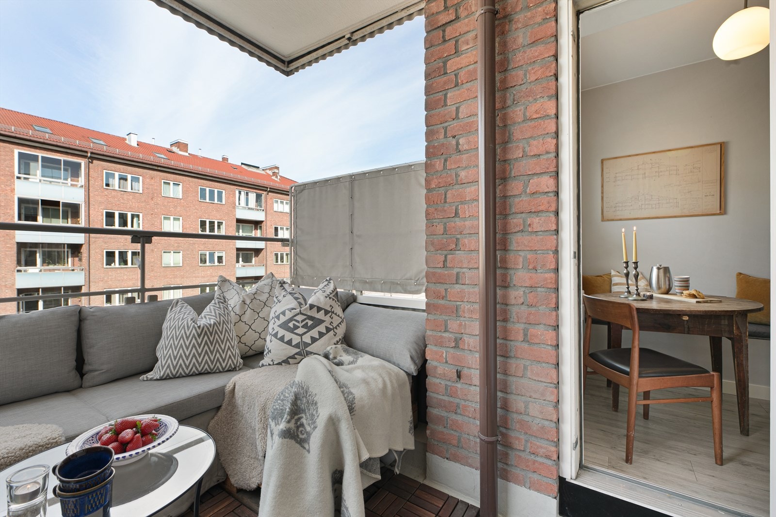 Her er det plass til en hyggelig sittegruppe, blomsterkasser og grill. Galleribilde