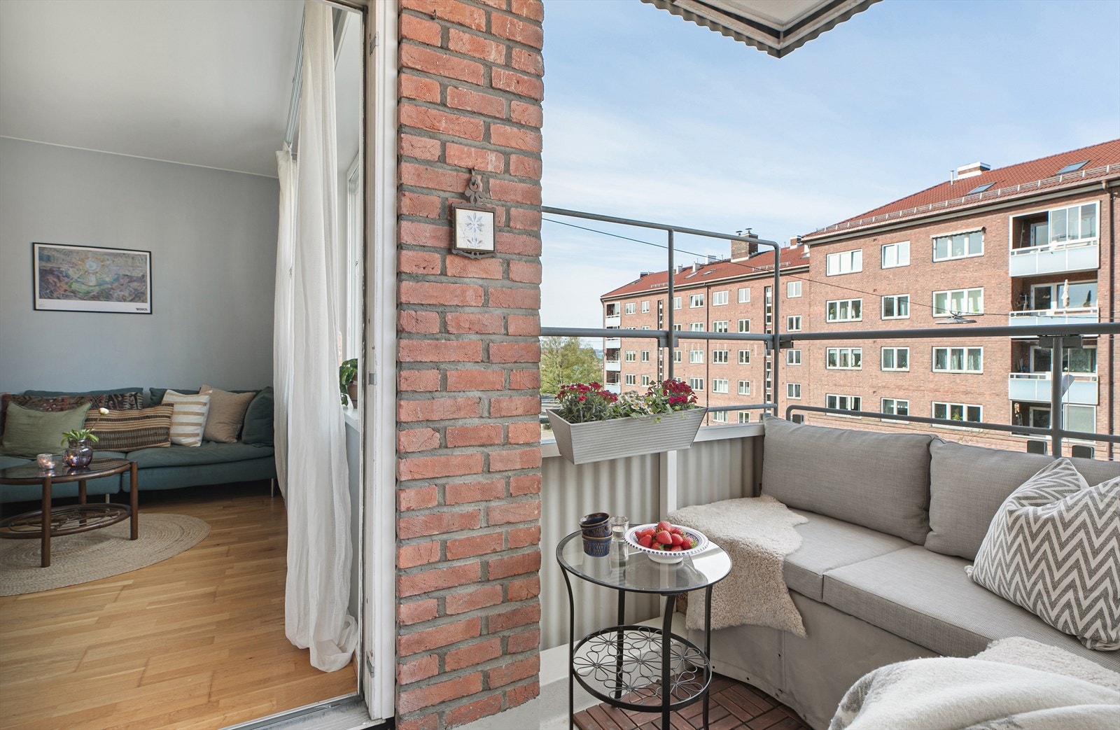 På vår- og sommerhalvåret blir balkongen som en fin forlengelse av boligen og gir mer oppholdsrom. Galleribilde