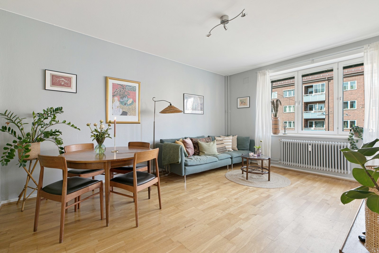 Den store og lyse stuen blir fort det rommet dere vil tilbringe mest tid i!
Selve rommet er av god størrelse med plass til sofagruppe, bord, TV-benk og spisebord. Galleribilde