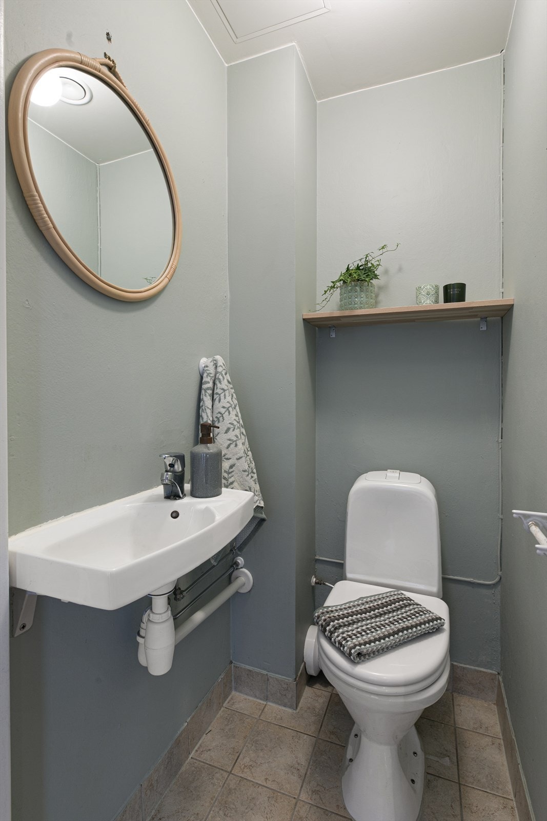 Fra gangen er det adkomst til separat toalett med servant, speil og wc. Galleribilde