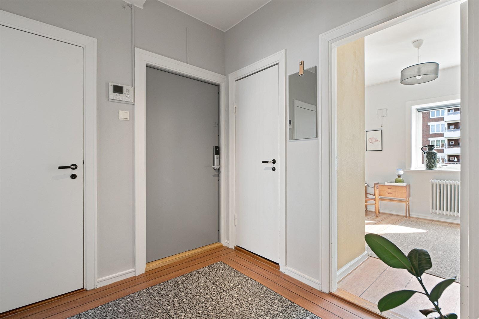 Selve gangen er romslig med adkomst til alle rom i boligen. Lunt gulv og lysmalte flater sikrer en hyggelig velkomst! Galleribilde