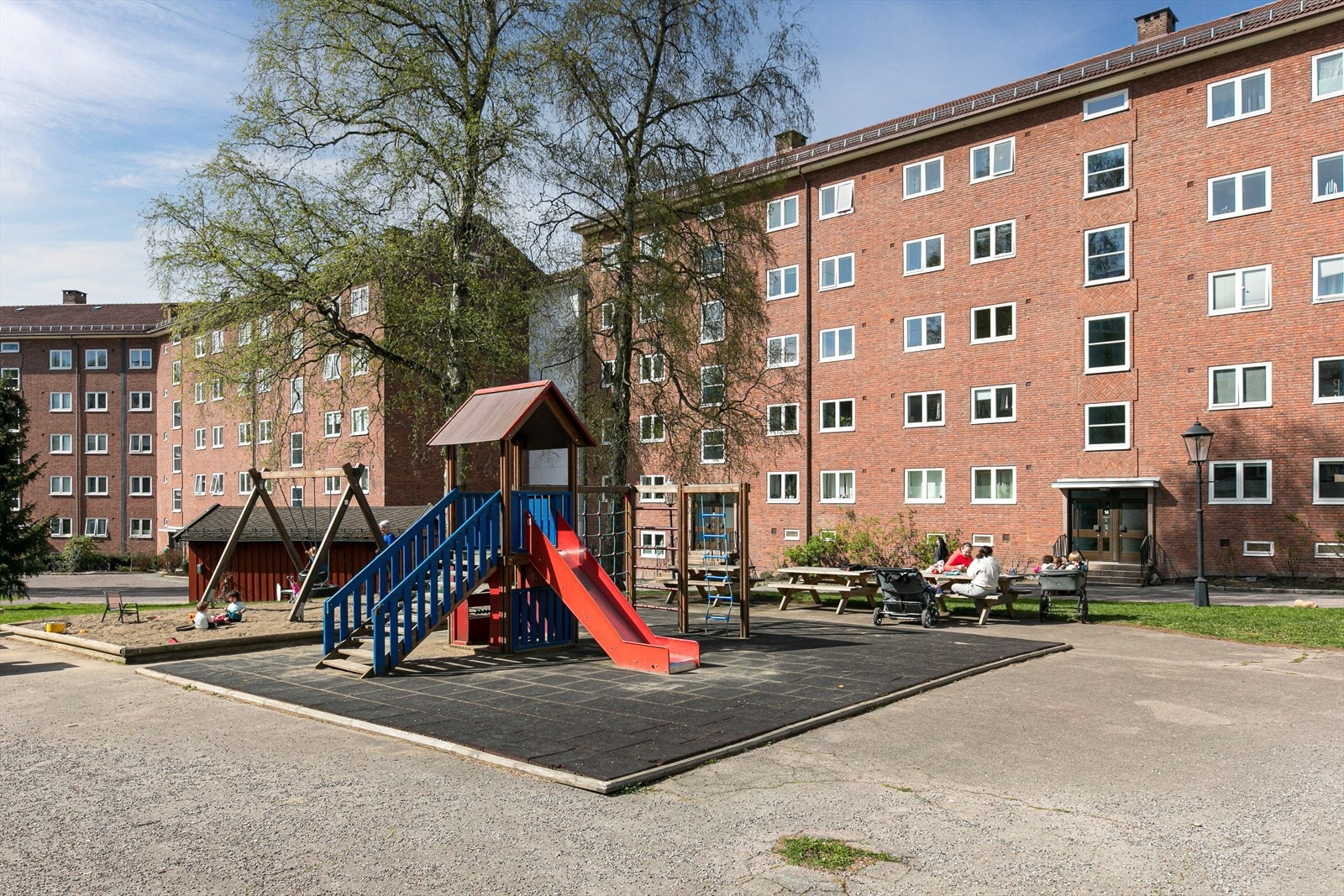 Fra hyggelige, pent opparbeidede fellesareal er det enkel adkomst til leiligheten som ligger i byggets 3. etasje. Galleribilde