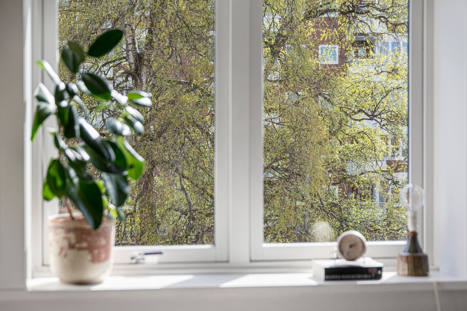 Stort vindu med dype karmer gir et luftig rom å oppholde seg i. Galleribilde