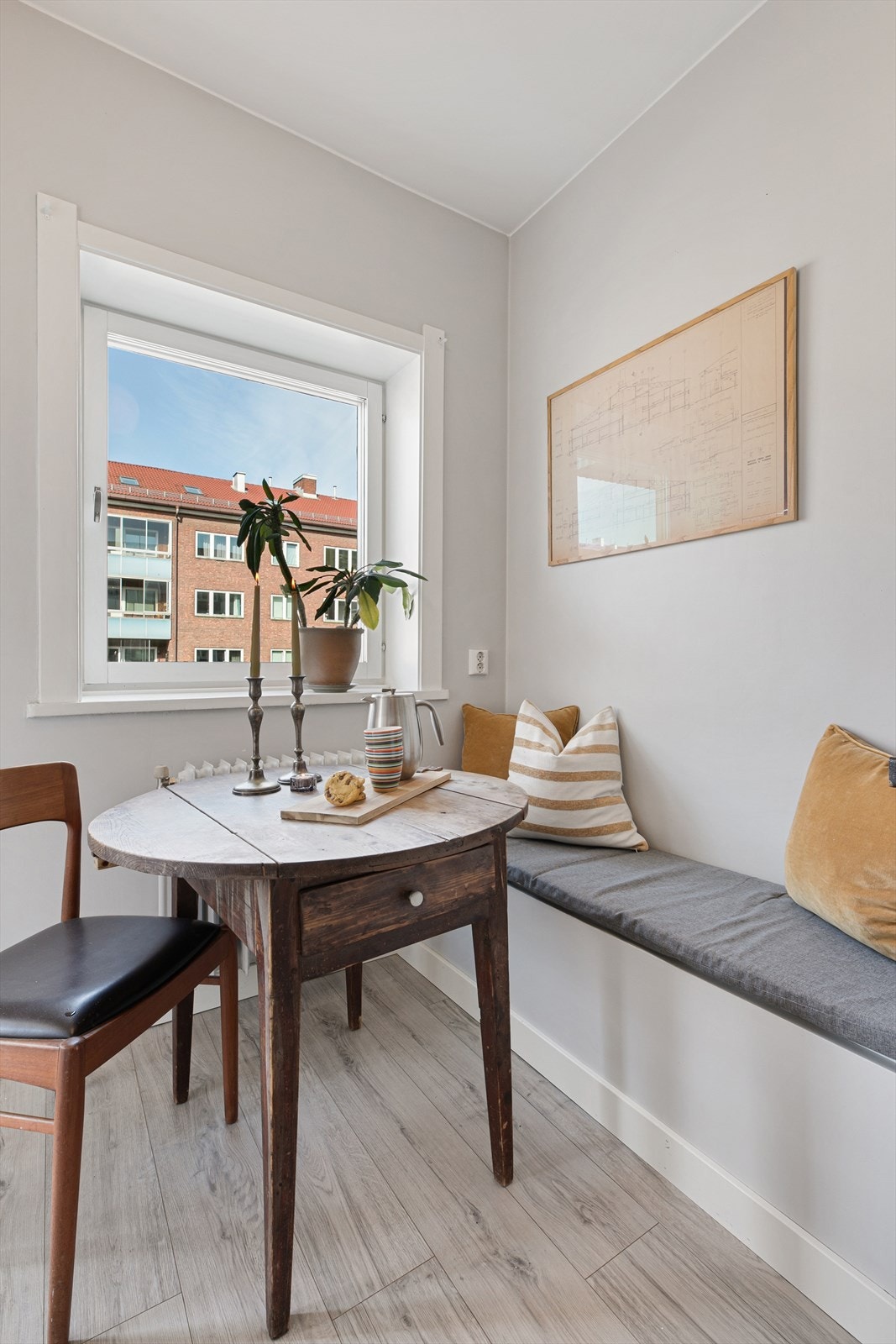 Med plass til spisebord ved vindusposten, kan dagens måltider nytes her! Galleribilde