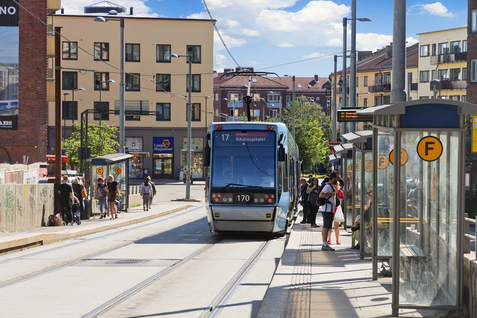 Området har et av Oslos beste tilbud av offentlig kommunikasjon. Det er noen minutters gange til T-bane, buss og trikk. Galleribilde