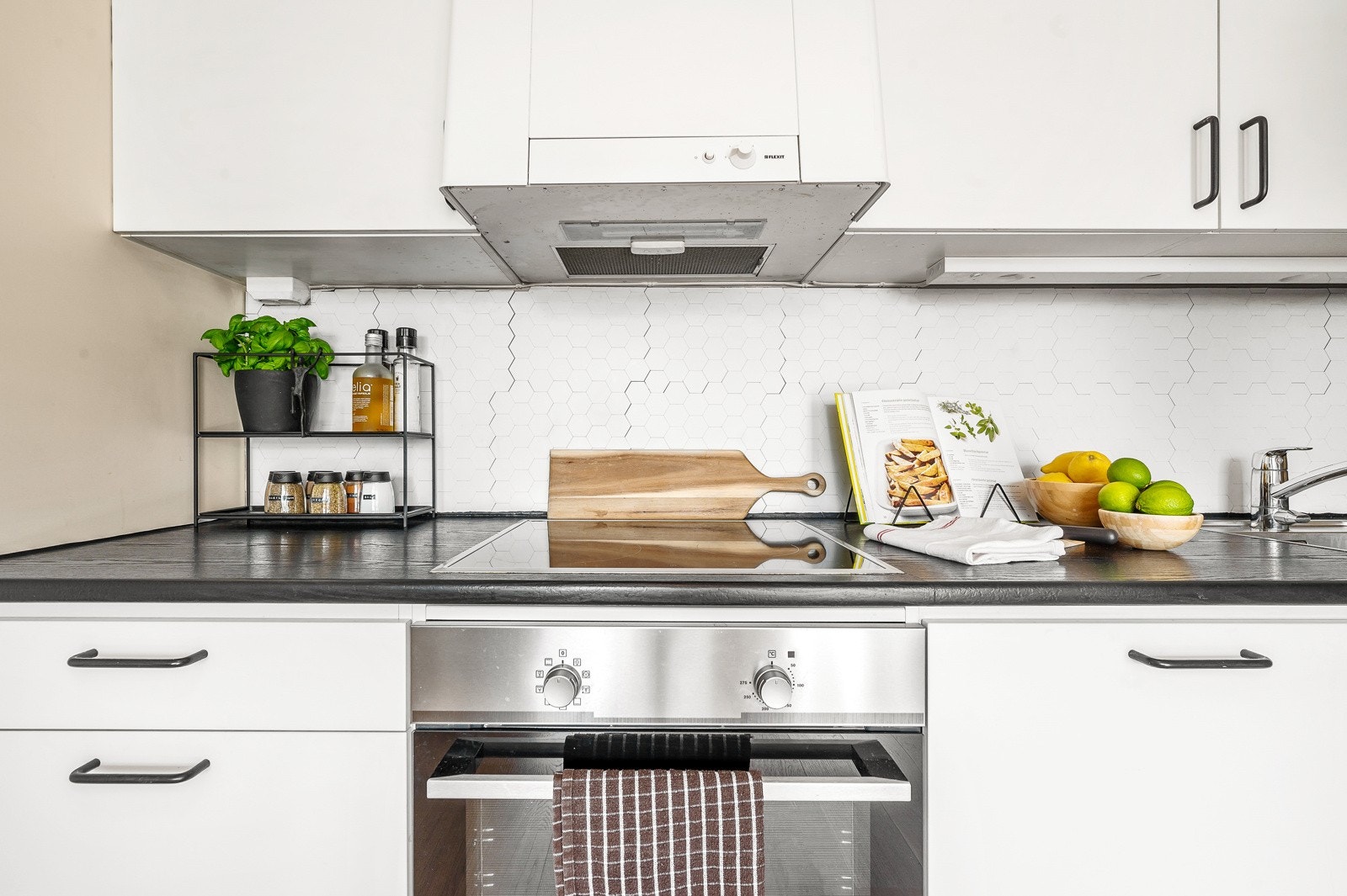 Det er etablert komfyrvakt og automatisk lekkasjestopper på kjøkkenet. Godt med benkebelysning og stikkontakter under overskap. Galleribilde