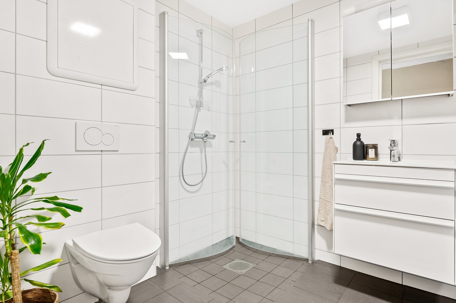 Dusjhjørne med praktisk innfellbare dører i glass. Galleribilde