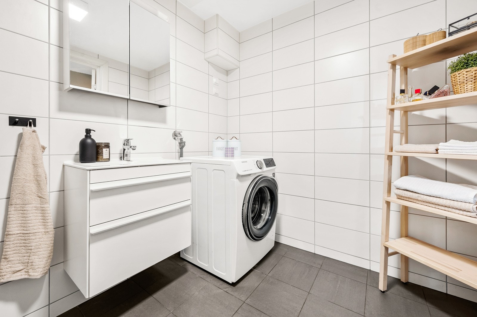 Det er opplegg for vaskemaskin. Badet er romslig og har plass til ytterligere oppbevaringsmøbel etter behov. Galleribilde