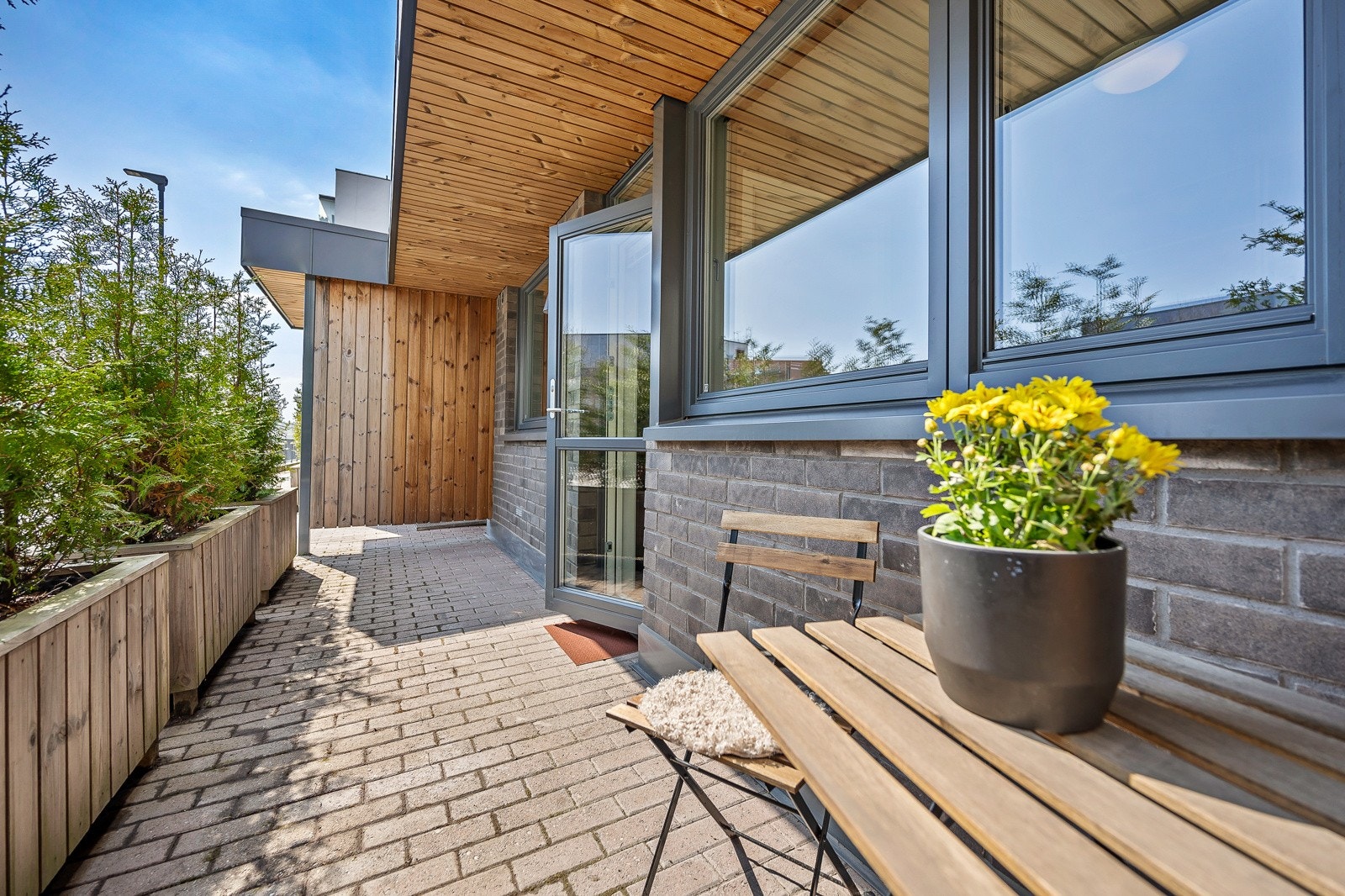 Fra stuen er det adkomst til en sydøstvendt markterrasse oppmålt til 10 kvm. Galleribilde