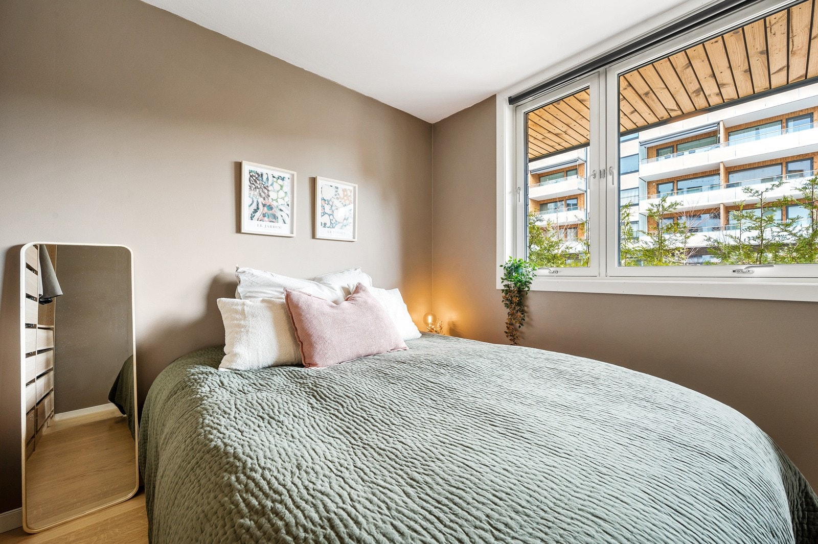 Leilighetens soverom har store vindusflater med gode luftemuligheter. Galleribilde