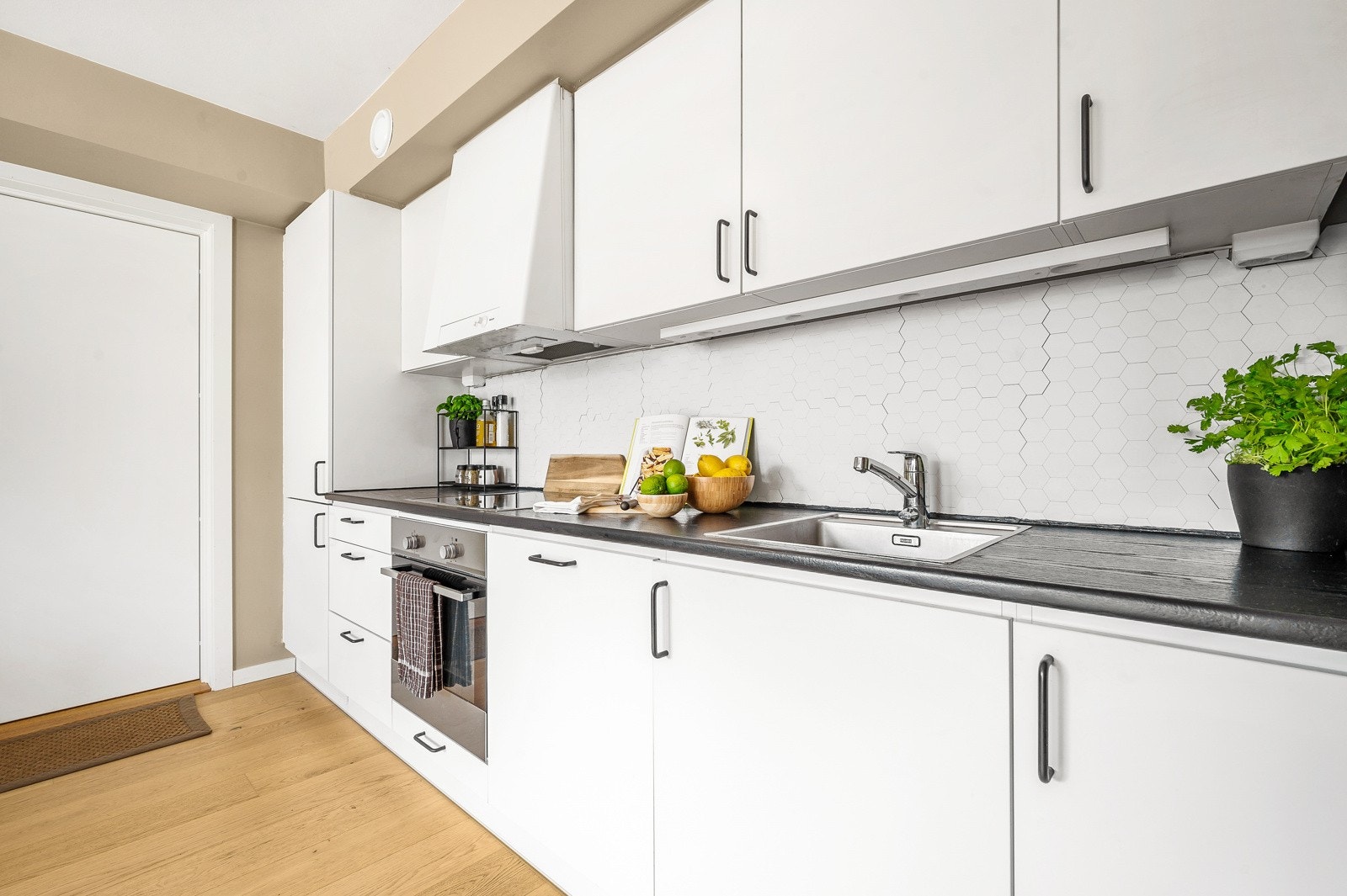 Kjøkkenet er utstyrt med integrerte hvitevarer som kjøleskap med frysedel, komfyr, oppvaskmaskin og keramisk platetopp. Galleribilde