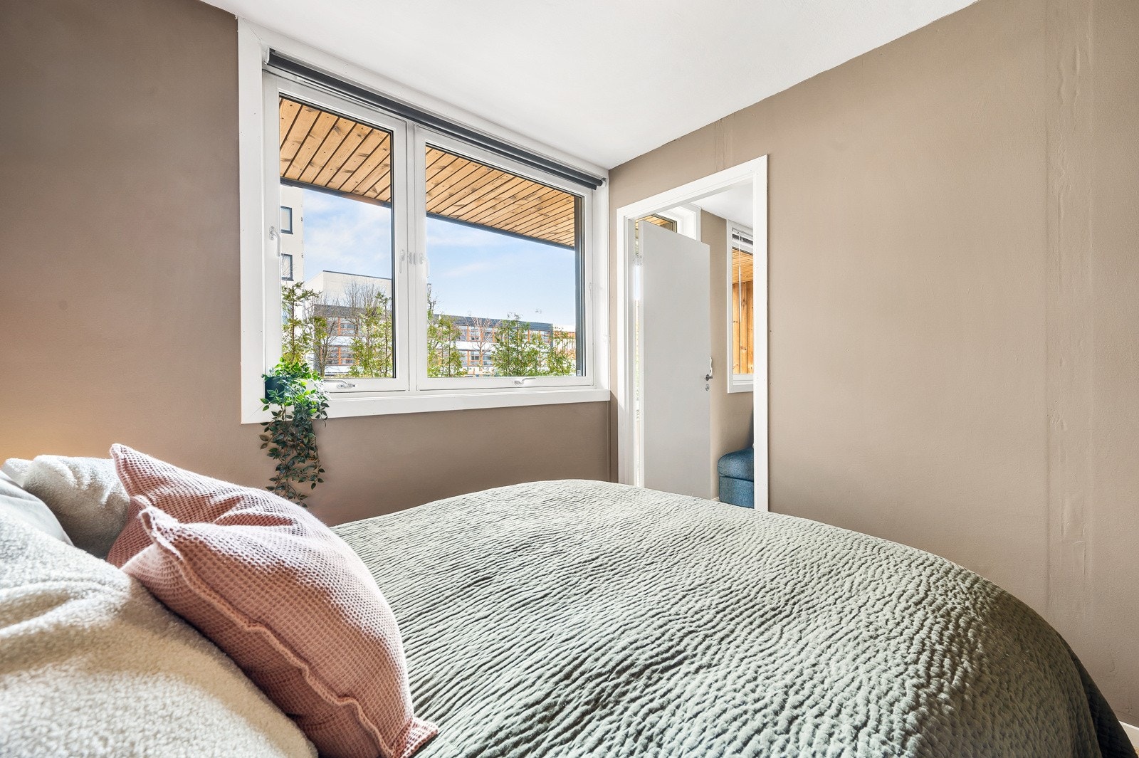 Rommet er malt i en moderne beigefarge og har god plass til dobbeltseng og nattbord. Galleribilde