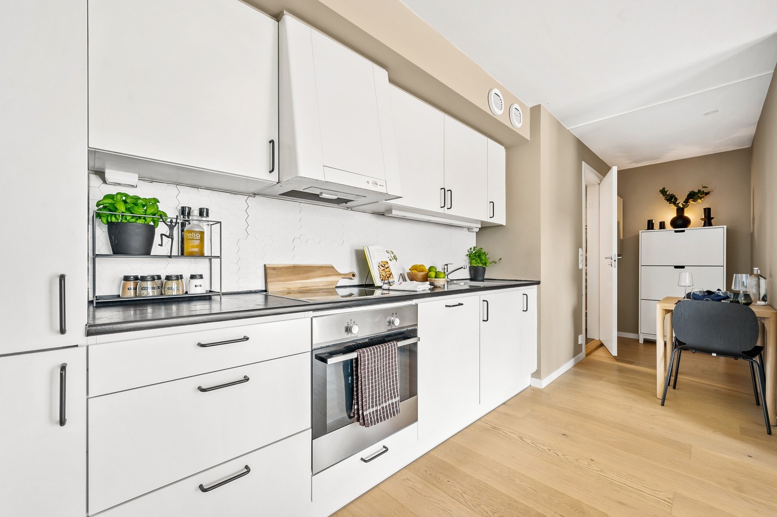 Det er plass til et hyggelig spisebord i tilknytning til kjøkkenet. Galleribilde