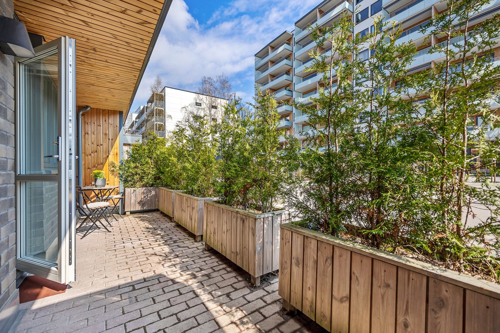 Her har du god plass til utemøblement og grill om ønskelig. Det er etablert utebelysning og stikkontakt på vegg. Galleribilde