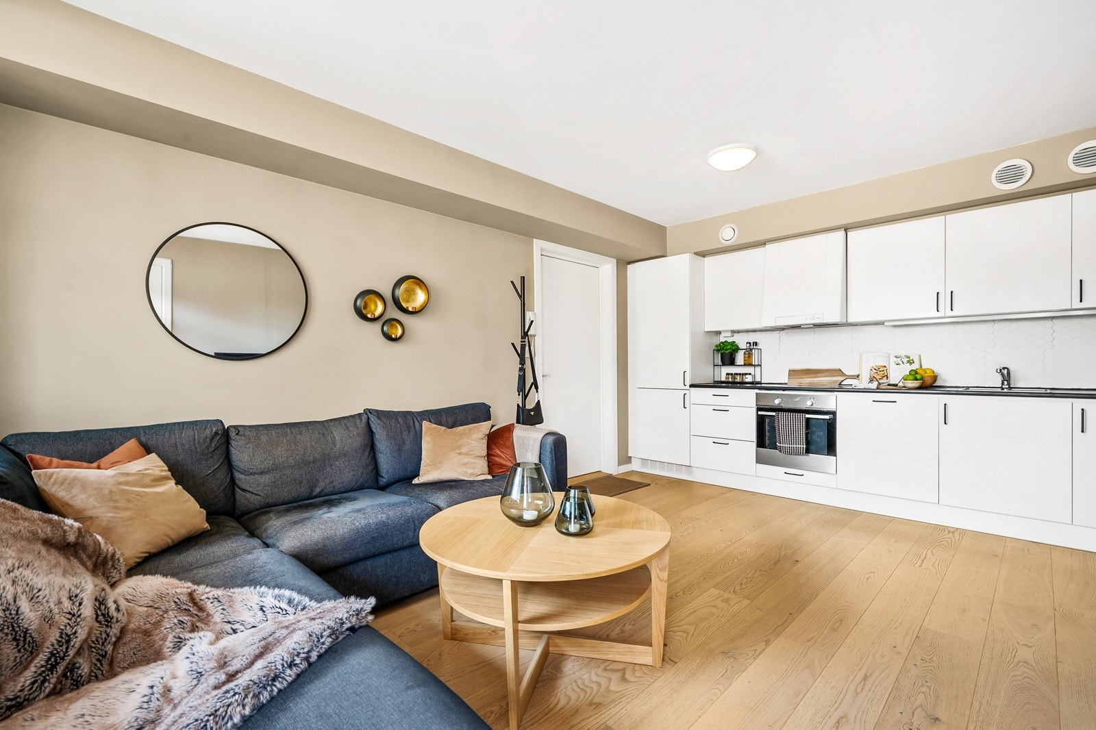 Gulvflater belagt med enstavs parkett. Det er gulvvarme i alle rom. Galleribilde