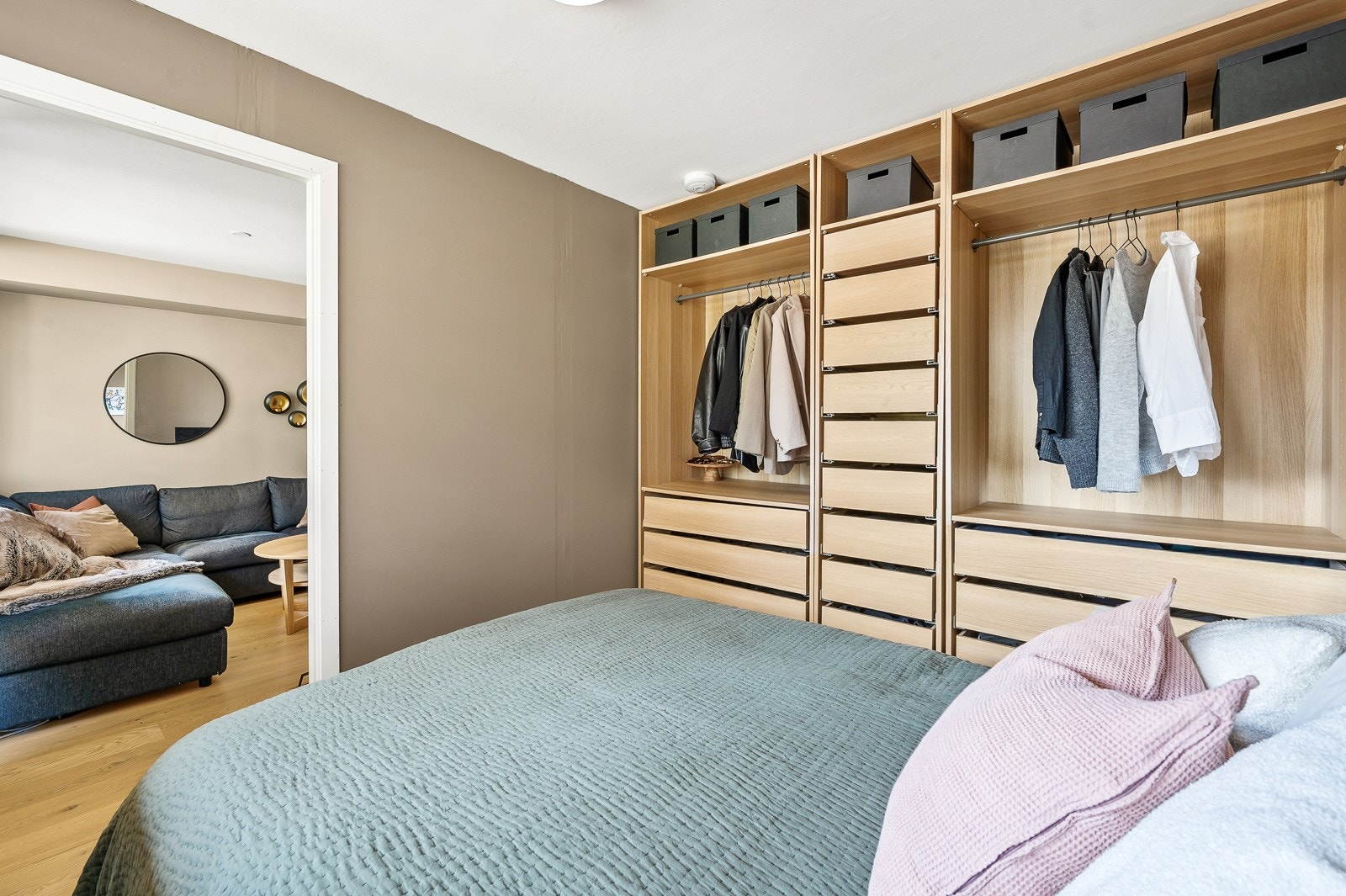 Selger satt i 2021 opp lettvegger for å etablere et eget soverom i leiligheten. Galleribilde