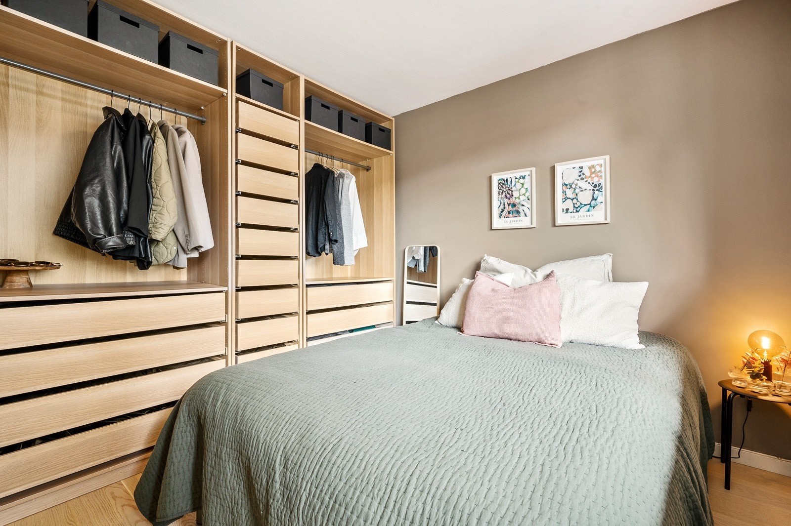 Praktisk garderobeløsning langs den ene langveggen på soverommet. Galleribilde