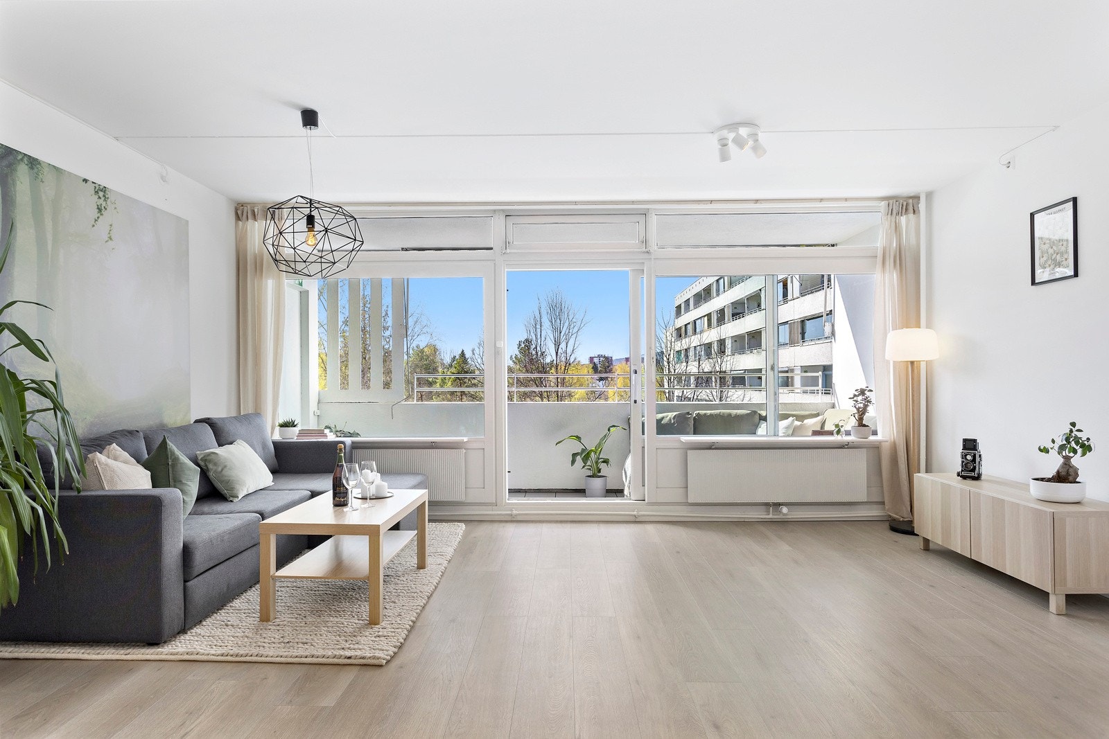 Stuen oppleves som lys og romslig med store vindusflater som slipper inn rikelig med naturlig lys Galleribilde