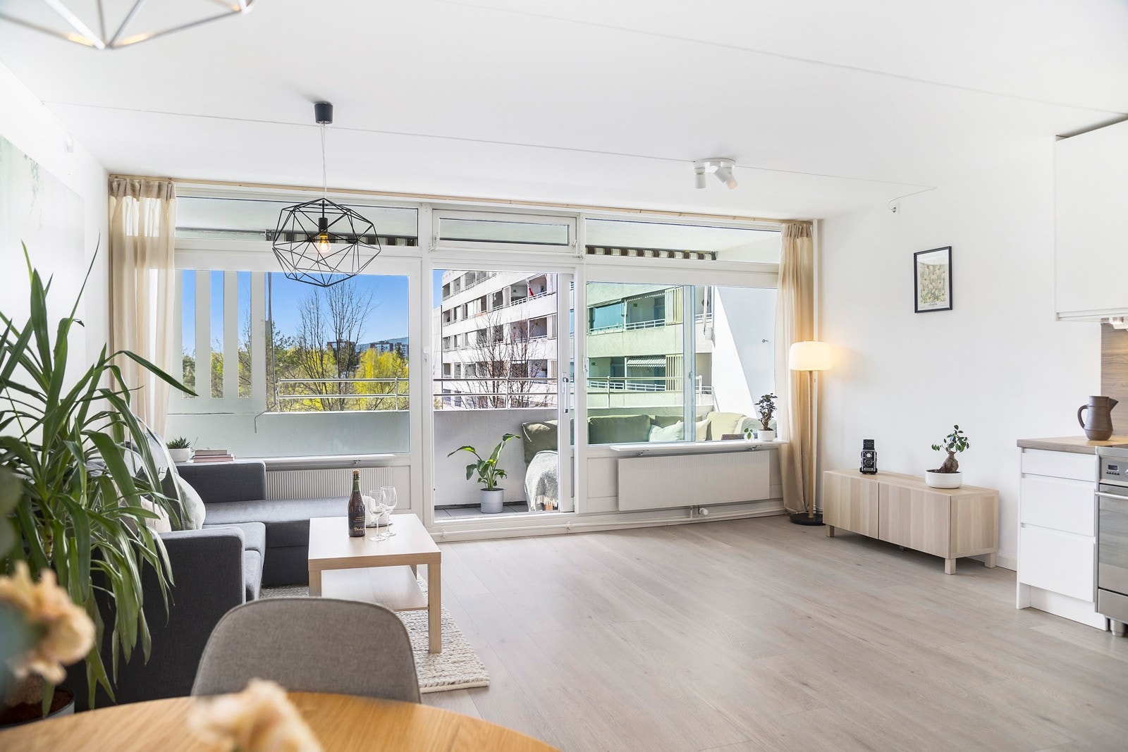 Fra stuen har du adkomst til en stor vestvendt balkong på hele 8m2 Galleribilde
