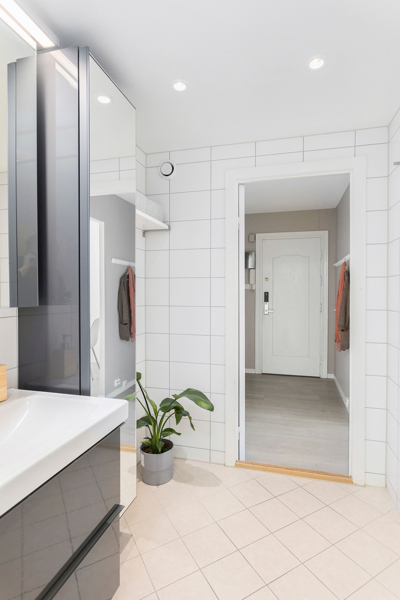 Badet er utstyrt med varmekabler, downlights og opplegg for vaskemaskin Galleribilde