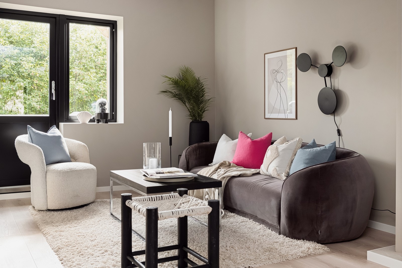I stuen er det god plass til en romslig hjørnesofa, om man ønsker det Galleribilde