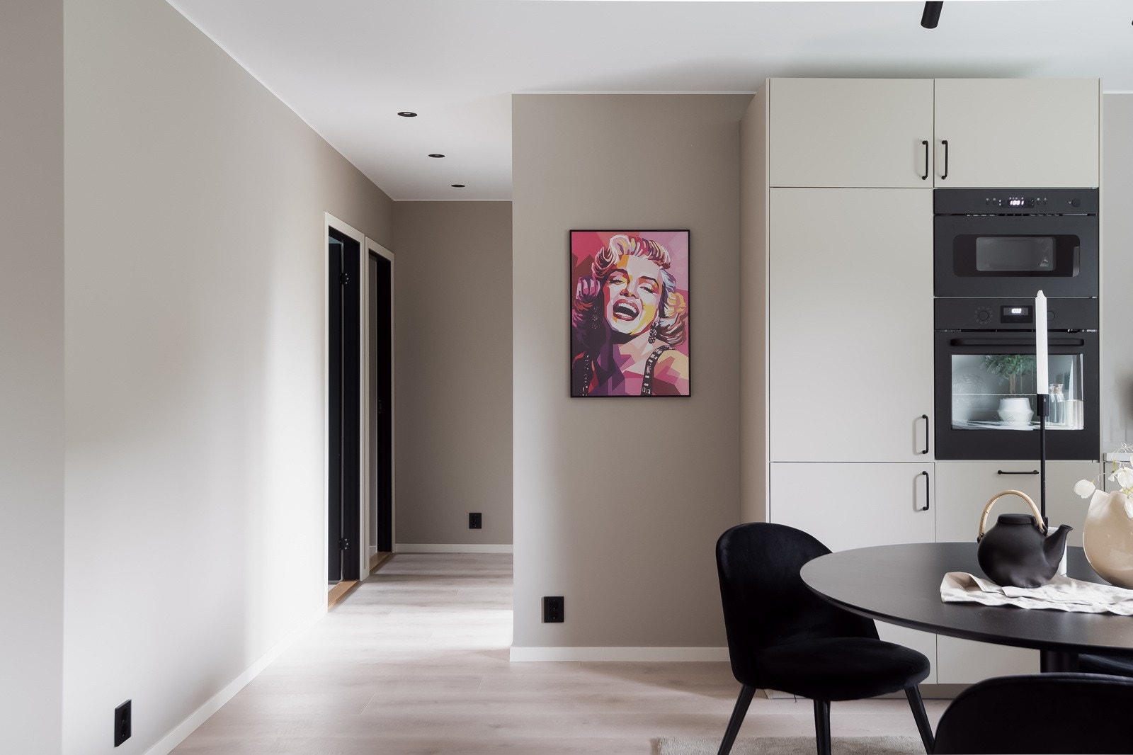 Gangen til soverommene har dimbar spottbelysning Galleribilde