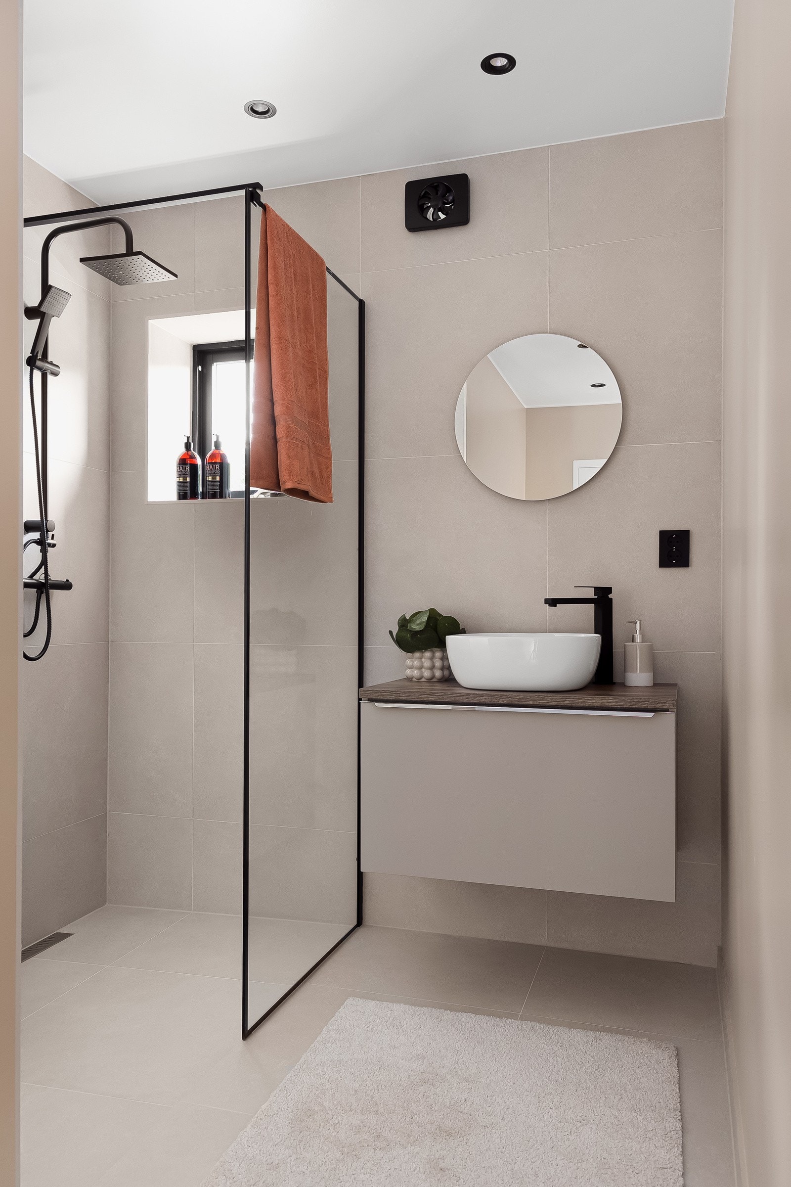 Badet er rålekkert og har dobbel dussjone. Galleribilde