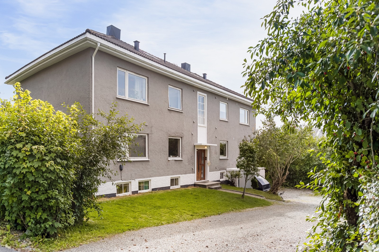 - Boligen er oppført i mur og ligger i ett klassisk og tilbaketrukket villastrøk på Berg. Galleribilde