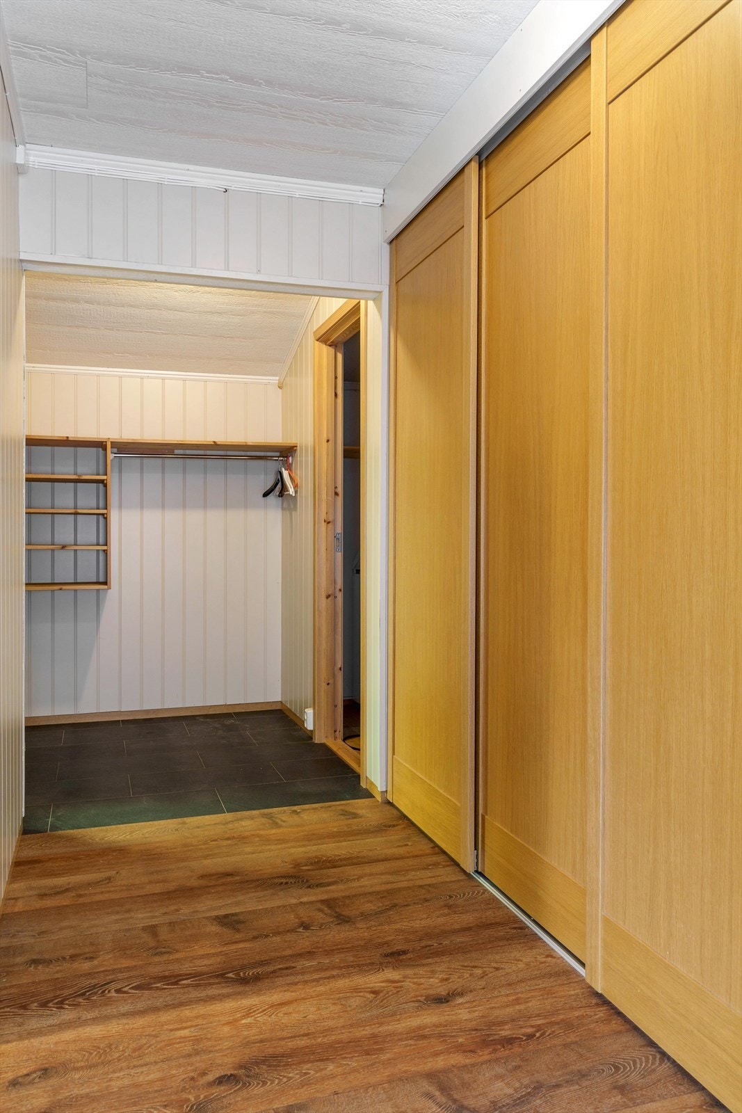 Velkommen inn! Entré med varmekabler. Til høyre er det inngang til en bod. Galleribilde