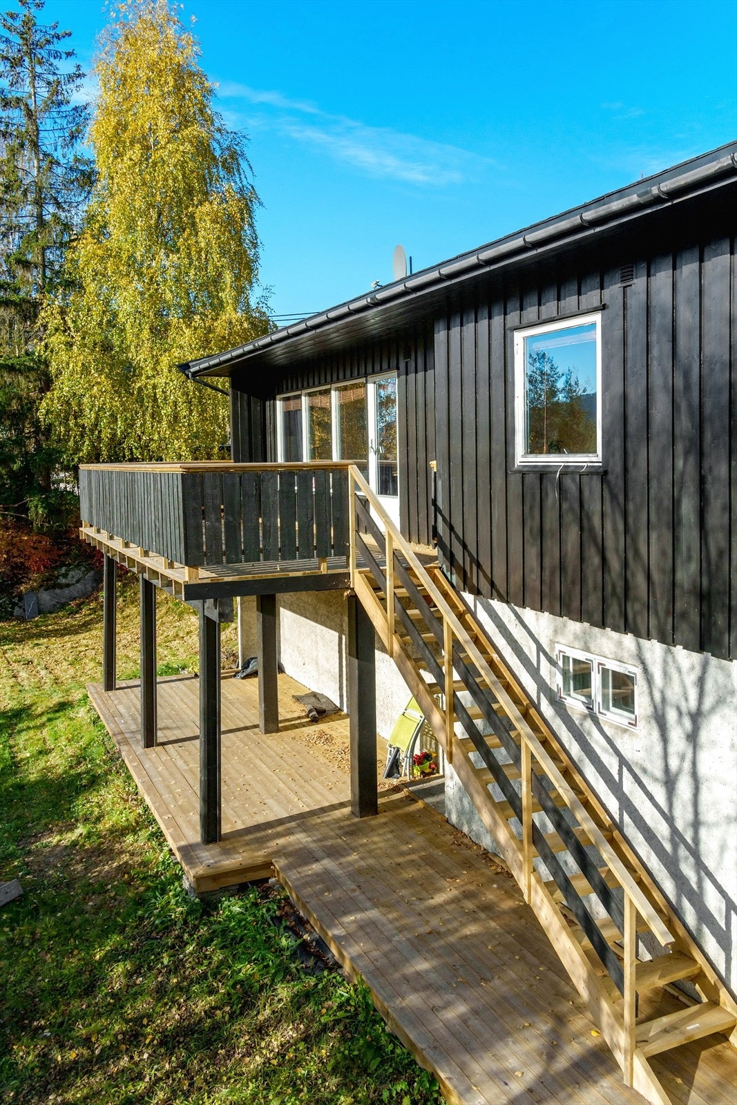 Under verandaen er det inngang til kjeller med flere bodrom. Galleribilde