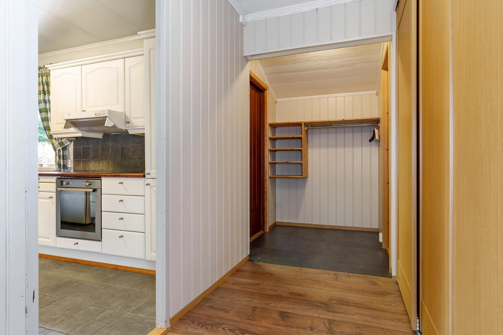 Fra gangen er det videre inngang til kjøkkenet. Galleribilde