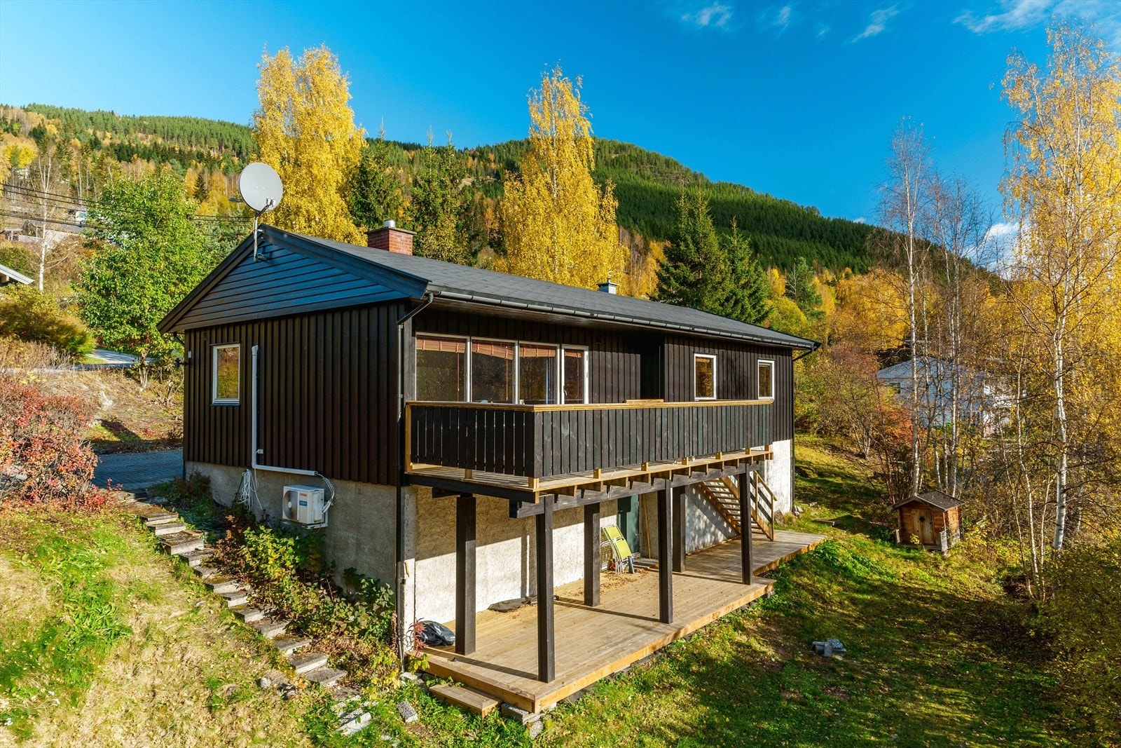 Eiendommen har et fint uteområde med hage, veranda og platting. Galleribilde