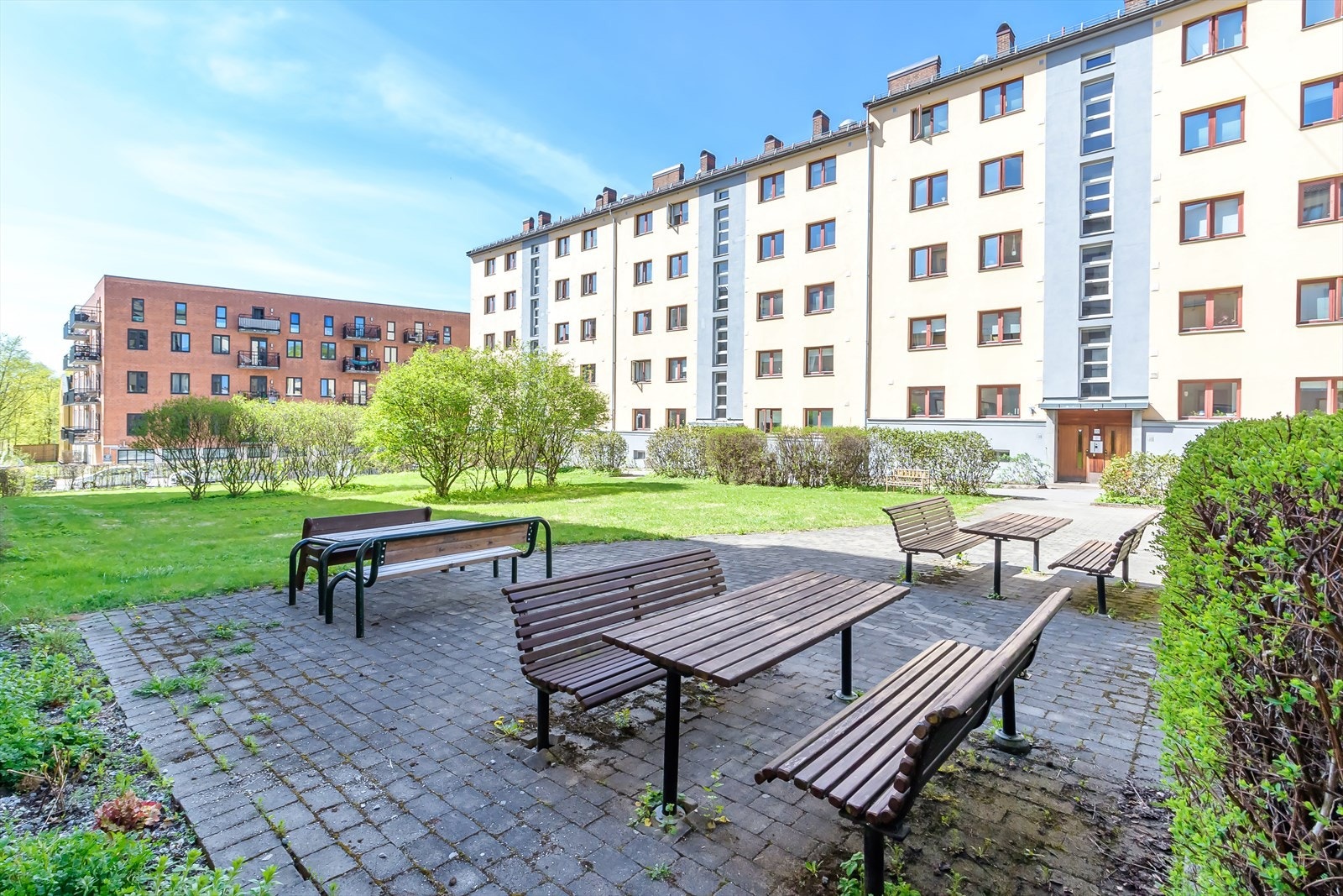Bakgården er velholdt - her kan man nyte varme sommerdager Galleribilde