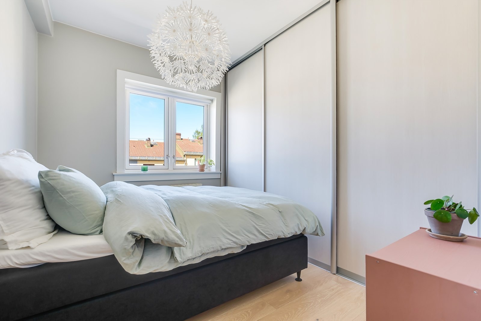 Soverommet er av god størrelse med mye oppbevaringsplass i en stor skyvedørsgarderobe Galleribilde