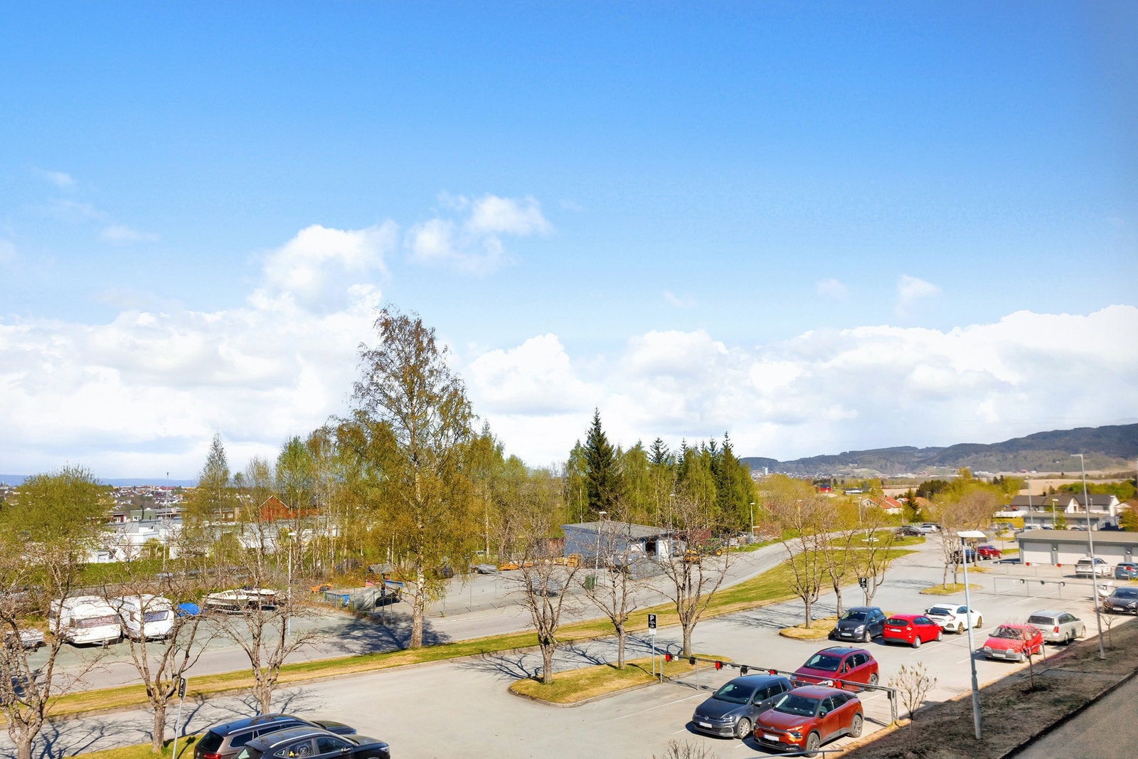 Gode parkeringsmuligheter i borettslaget med mulighet for leie av garasjeplass. Galleribilde