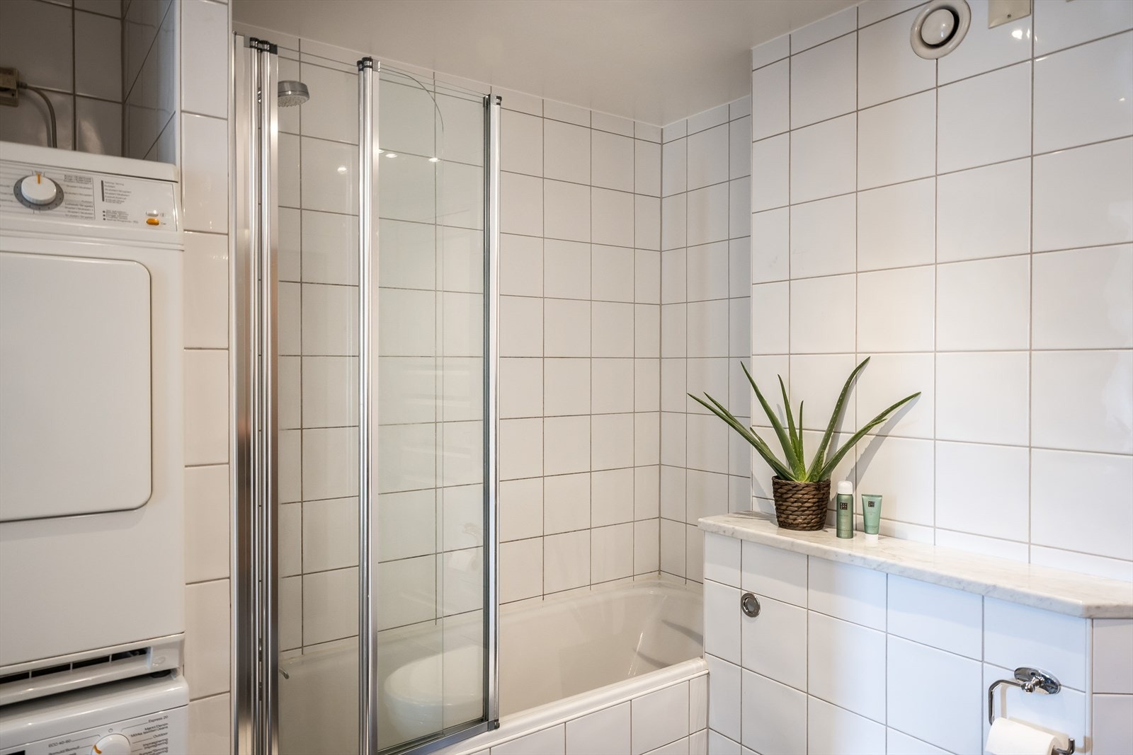 Badekar, samt opplegg og plass til vaskemaskin og tørketrommel Galleribilde