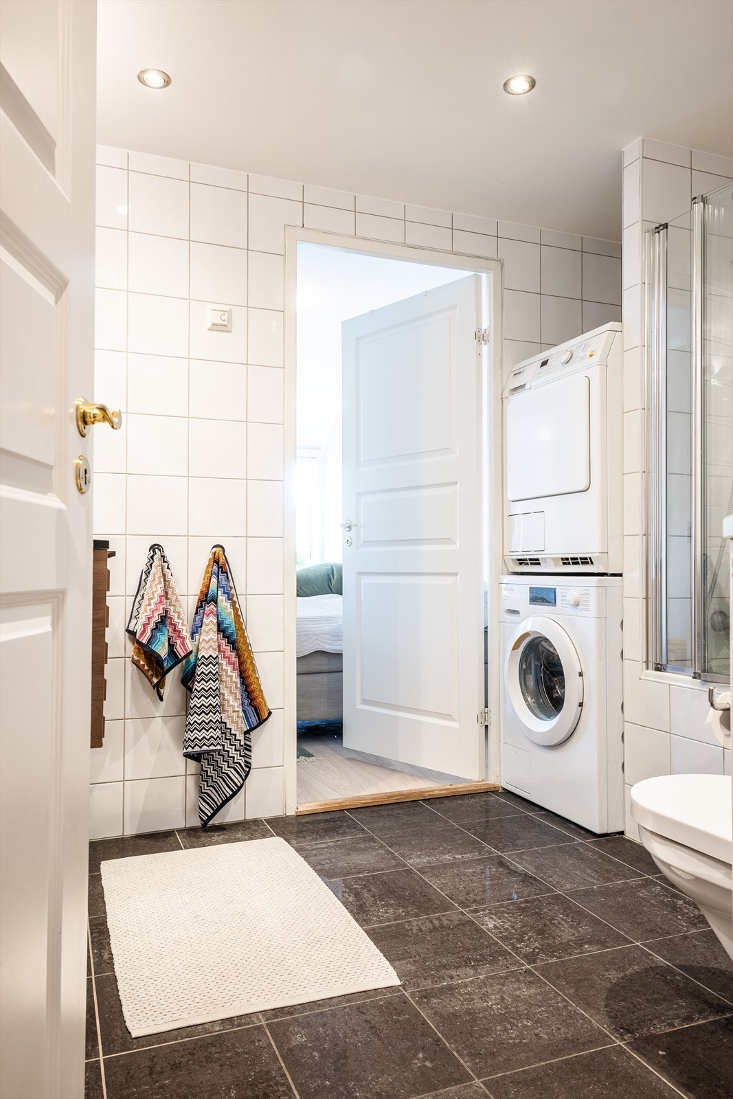 Dette badet har inngang fra entré og et soverom Galleribilde