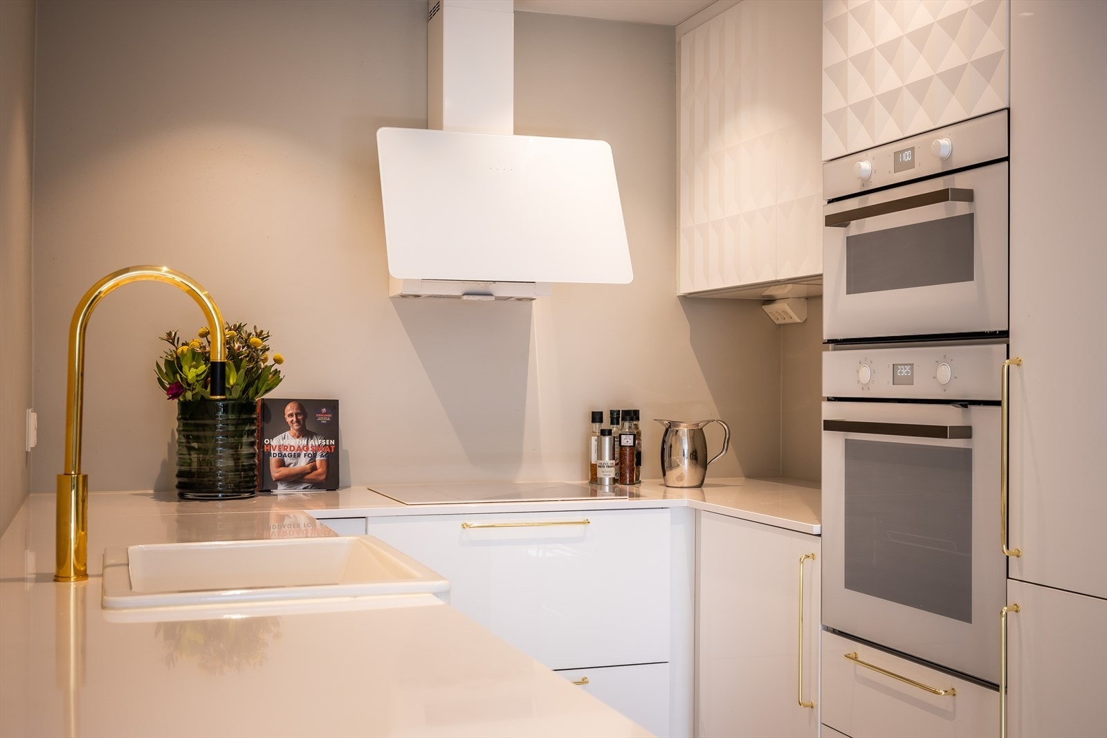 Leiligheten har to kjøkken, to bad, to etasjer og to innganger som gjør utleie av deler av boligen enklere. Galleribilde