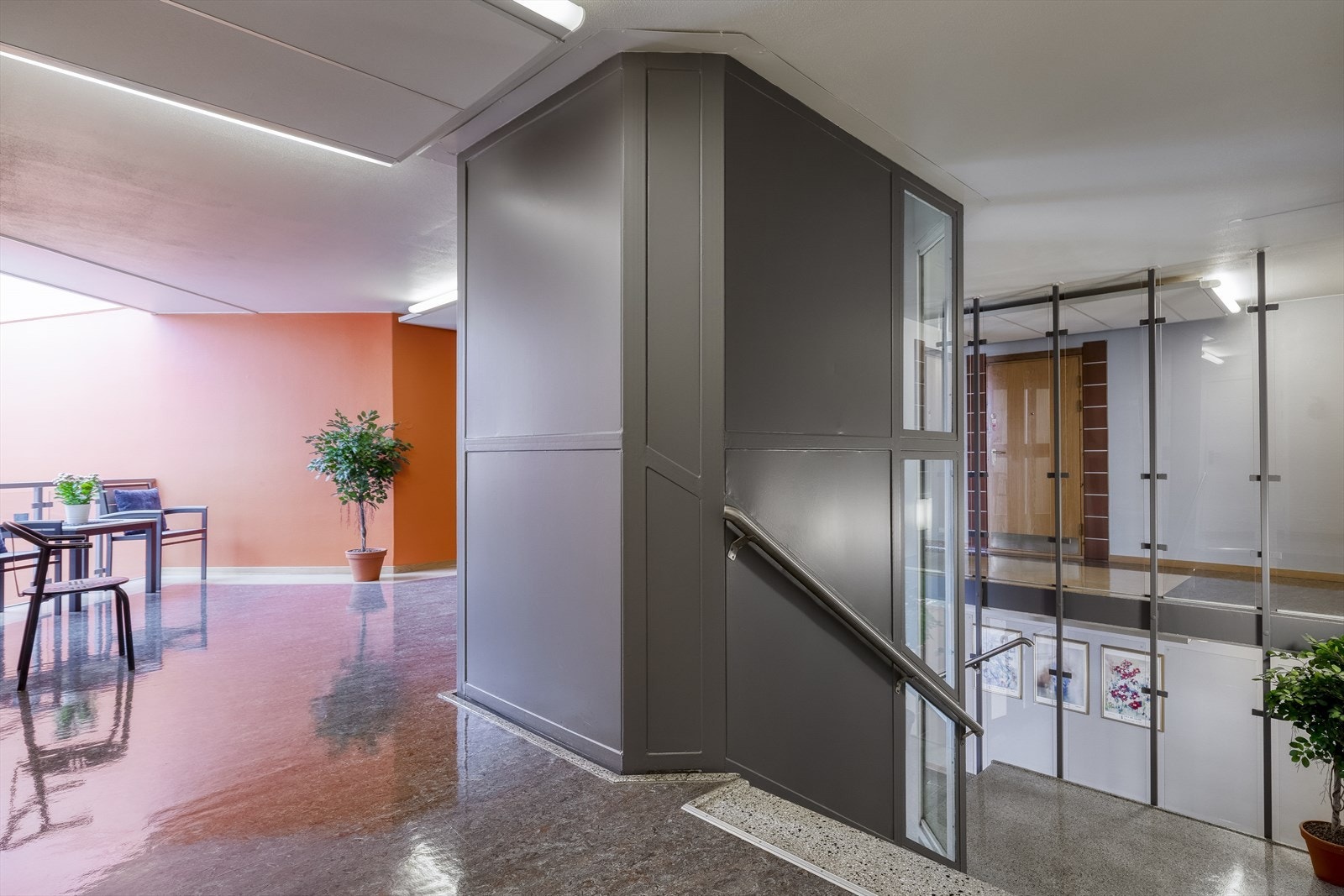 Det er også store fellesarealer med brede trapper og ganger Galleribilde